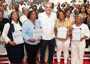 El presidente Luis Abinader entregó 2,200 títulos de propiedad a familias del municipio de Villa Altagracia. (Foto cortesía Presidencia de la República Dominicana)