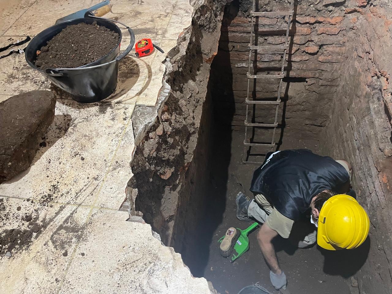 La excavación en la Casa Blaquier permitió identificar cinco estructuras vinculadas con el uso doméstico del inmueble, entre ellas una letrina, un sumidero, pozos de descarte y una cisterna