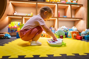 Una niña que juega con