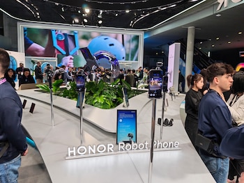 EL primer celular con robot