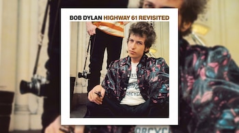 Portada cuadrada del disco Highway 61 Revisited de Bob Dylan sobre un fondo horizontal desenfocado con la misma fotografía.