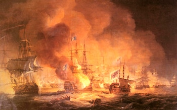 Pintura al óleo de una batalla naval nocturna con numerosos barcos de vela envueltos en llamas y denso humo sobre un mar agitado