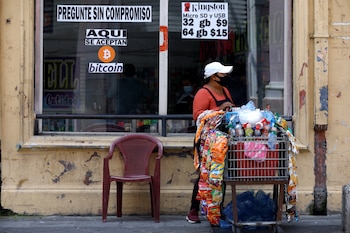 Una mujer vende junto a