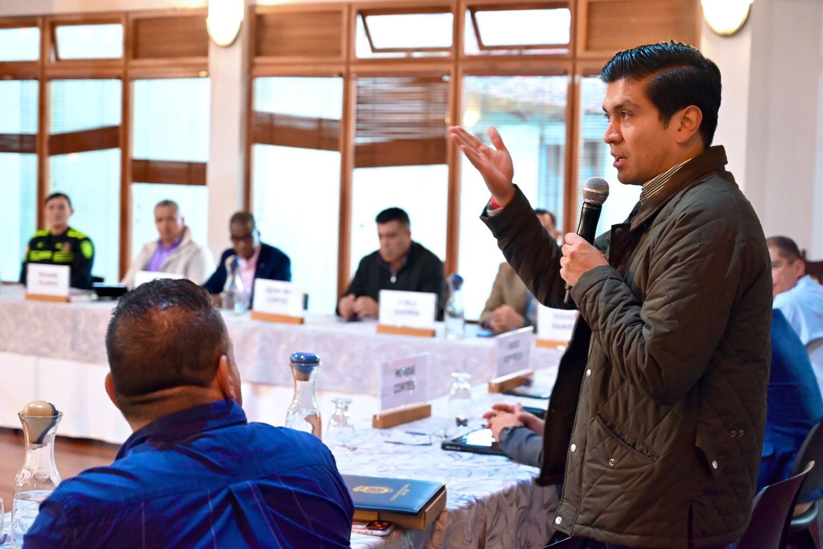Las autoridades realizaron la aprehensión del mandatario local tras una investigación que señala posibles irregularidades en la adjudicación de un contrato municipal, lo que generó expectación entre habitantes y visitantes en el centro histórico de la localidad - crédito Víctor Alfonso Gamboa Chaparro / Facebook
