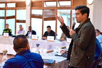 Las autoridades realizaron la aprehensión del mandatario local tras una investigación que señala posibles irregularidades en la adjudicación de un contrato municipal, lo que generó expectación entre habitantes y visitantes en el centro histórico de la localidad - crédito Víctor Alfonso Gamboa Chaparro / Facebook