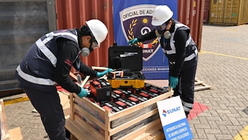 Descubren 2,5 toneladas de mercurio líquido escondidas en un cargamento de baterías valorizadas en más de 4 millones de dólares durante operativo