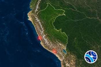 Vista satelital del mapa de Perú con dos puntos rojos en la costa y un logotipo circular azul en la esquina inferior derecha.