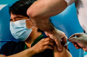 Una mujer es vacunada con