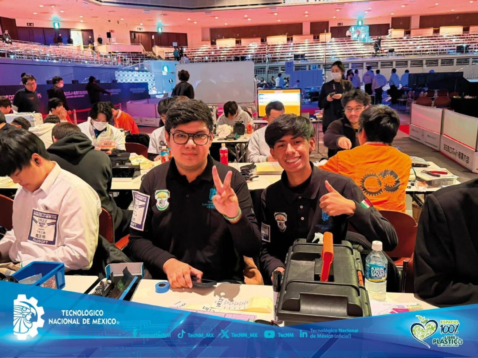 El equipo del TecNM Tlalnepantla obtuvo primer lugar en Minisumo RC y segundo en Minisumo Autónomo en el All Japan Robot Sumo Tournament en Tokio. Crédito: SEP.