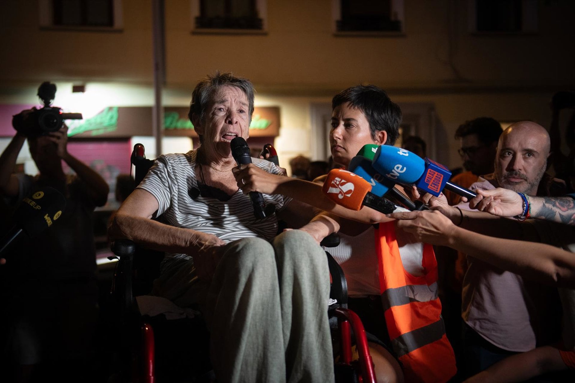 22/09/2026 Maricarmen atiende a los medios de comunicación durante una concentración bajo el lema