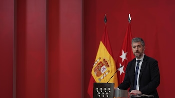 La Comunidad tilda de "deleznables" declaraciones de Óscar López sobre el viaje de Ayuso: "Está alineado con populistas"