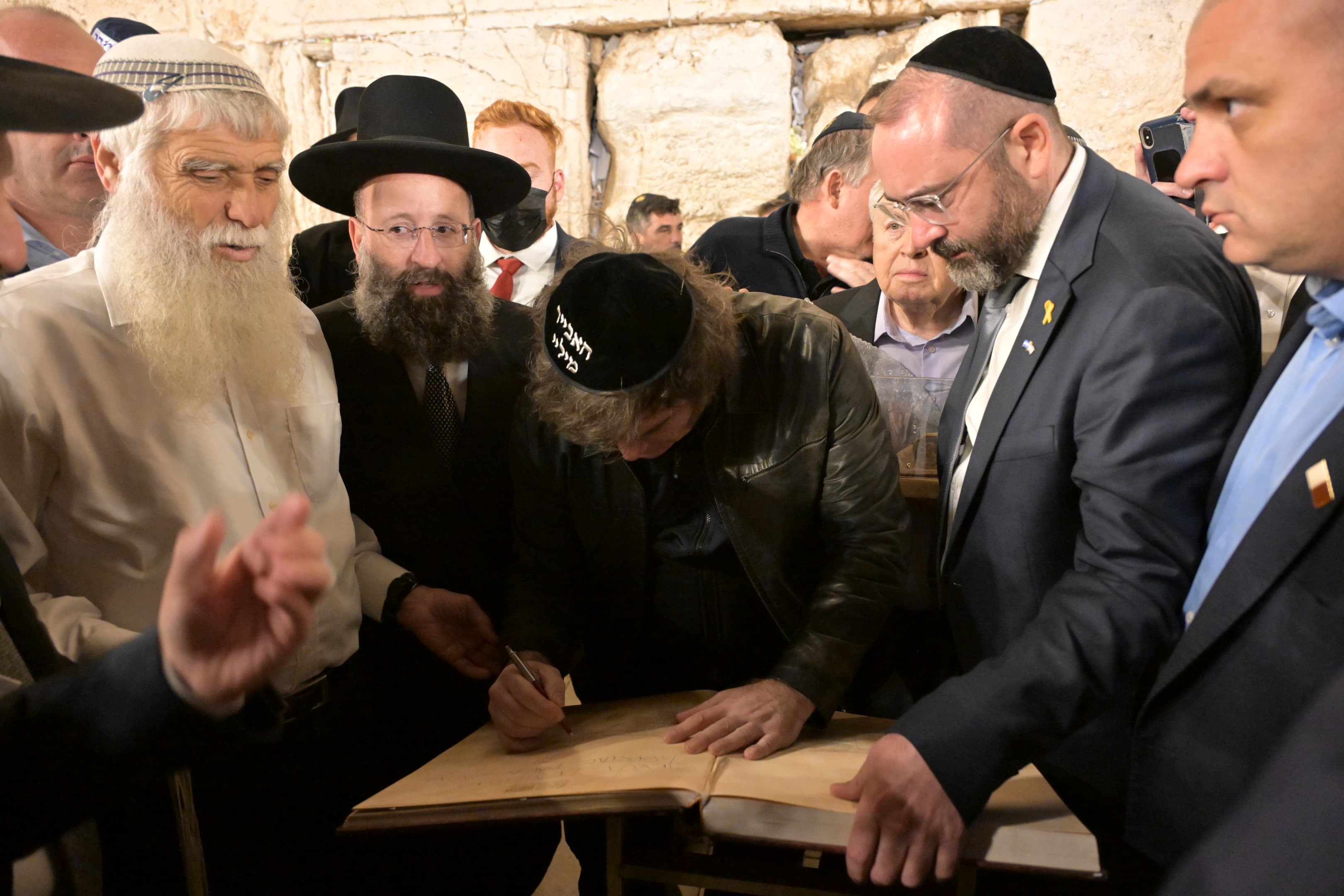 Antes de irse del Muro de los Lamentos, Milei escribió en el libro de visitantes: “Libertad para Sion.” A su lado, el embajador argentino en Israel, Axel Wahnish