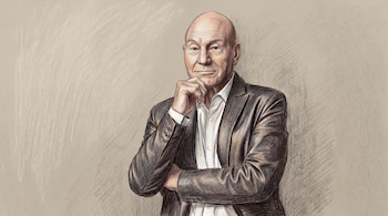 Ilustración a lápiz de Patrick Stewart con chaqueta oscura y camisa blanca, apoyando una mano en la barbilla sobre un fondo claro.