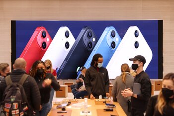 Apple Store visitada por varios