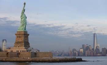 La Estatua de la Libertad fue inaugurada el 28 de octubre de 1886. La enorme estructura de 93 metros de altura desde la base y 225 toneladas de peso se convirtió por entonces en la estatua metálica más alta del planeta (AP/Ted S. Warren, Archivo)