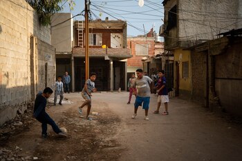 Niños jugando en Villa Itatí,