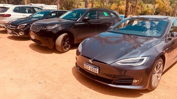 Decenas de automóviles de lujo