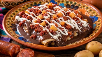 ¿Cómo hacer enfrijoladas de chorizo con papa? La receta fácil para una comida deliciosa