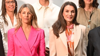La reina Letizia y Yolanda Díaz convierten el traje sastre en el uniforme más elegante de primavera