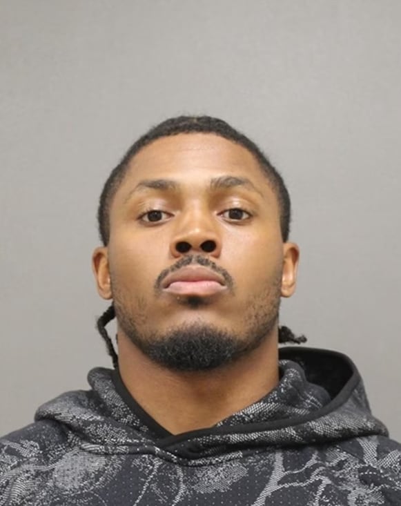 La policía de Hobart-Lawrence detuvo a Josh Jacobs tras responder a una denuncia por disturbios y lo trasladó bajo custodia a la cárcel del condado de Brown (Brown County Jail)