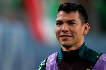 El caso de Hirving Lozano genera debate en la MLS debido a su status como jugador inactivo y su elevado salario garantizado. (AP Foto/Julio Cortez, File)