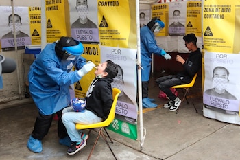 Trabajadores del sector Salud practican