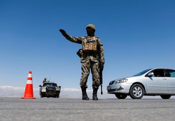 FOTO DE ARCHIVO: Un soldado del Ejército Nacional Afgano monta guardia en un puesto de control en las afueras de Kabul, Afganistán. 21 de abril de 2021. REUTERS/Mohammad Ismail