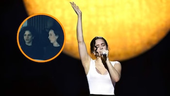 Rosalía reaparece en Barcelona tras paralizar el ‘LUX Tour’ por una “emergencia familiar”: vestida de negro y acompañada de su equipo