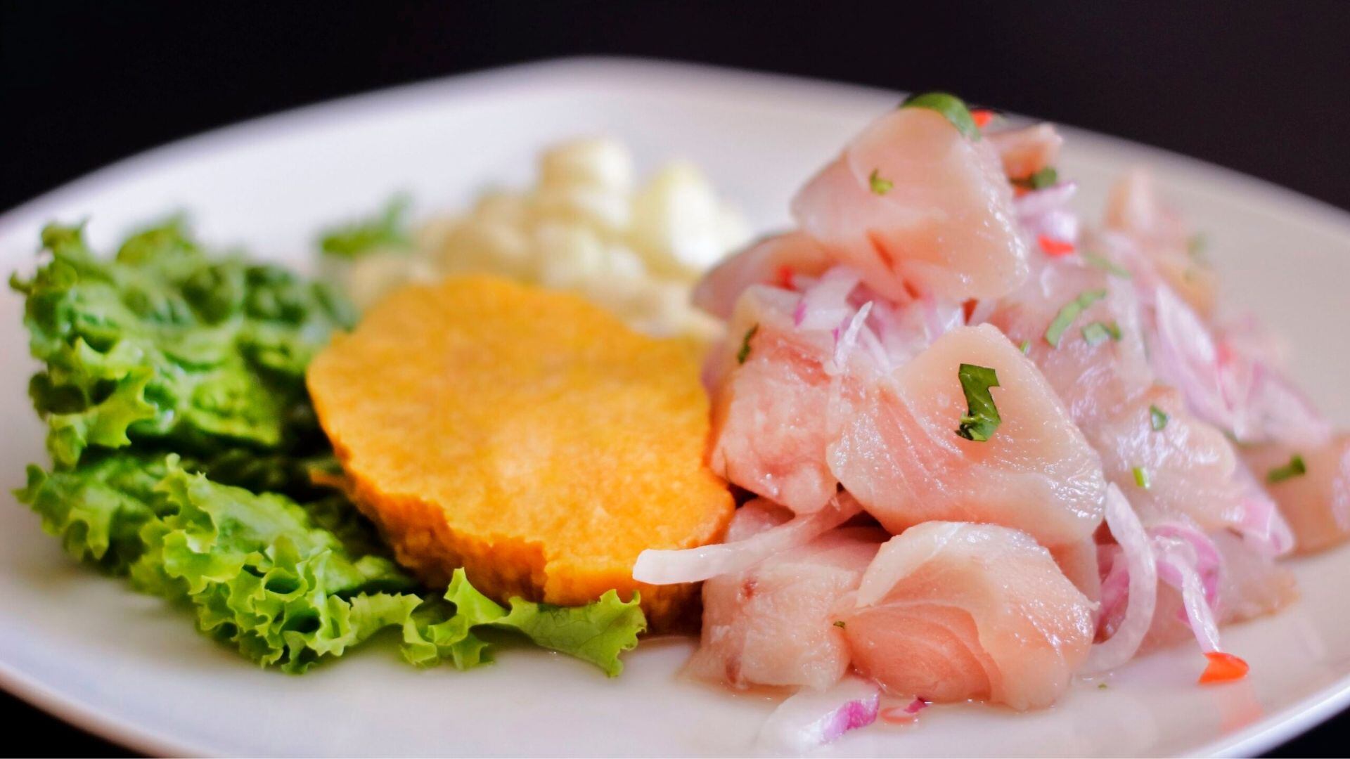 El ceviche peruano sufrió transformaciones luego de la inmigración japonesa a finales del siglo XIX.