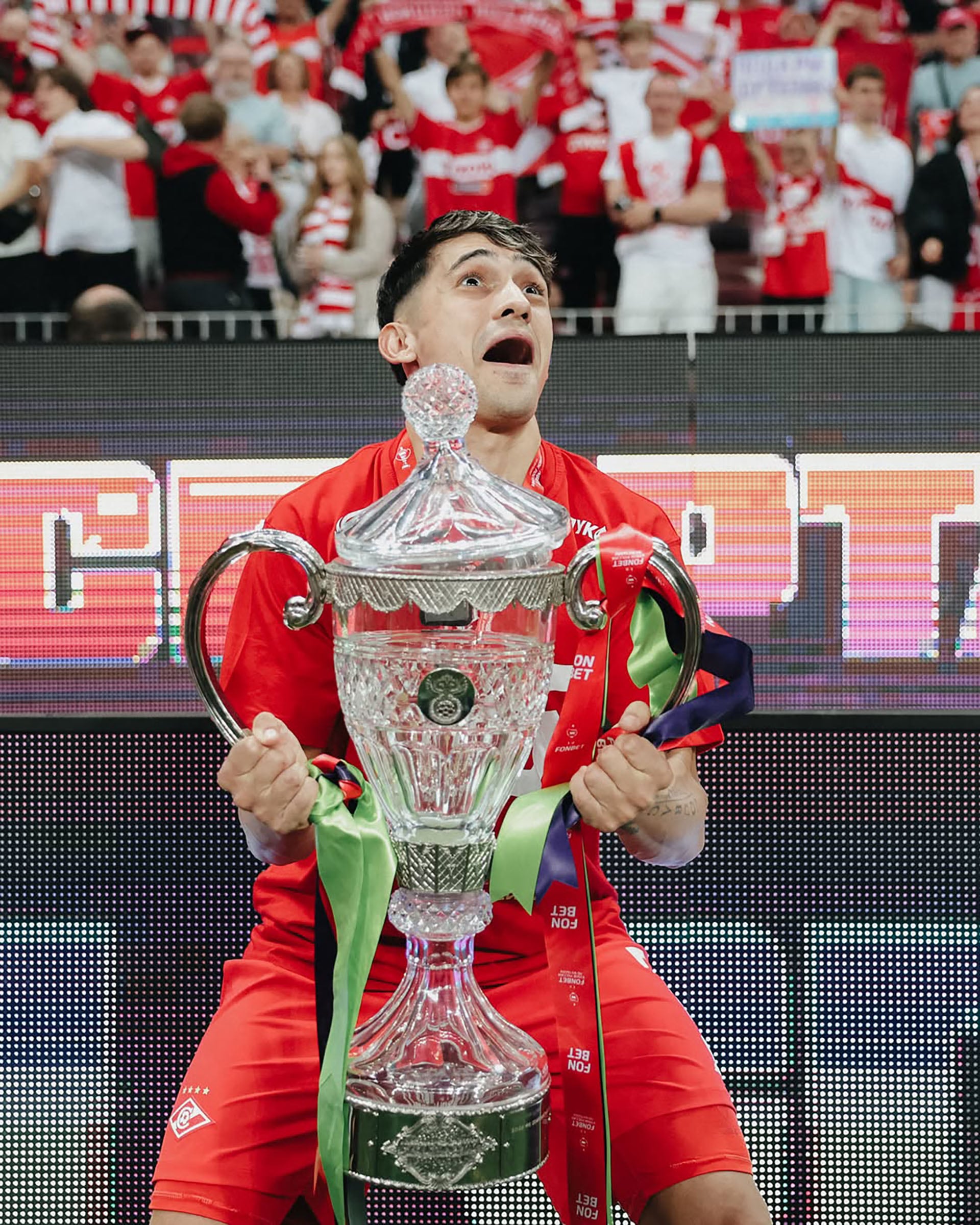 Los fotógrafos captaron la secuencia en la que Solari rompió el trofeo