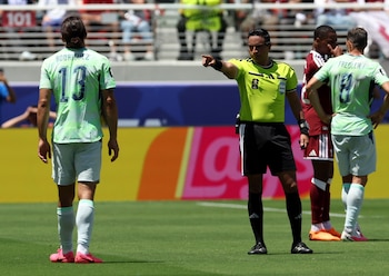 Saíd Martínez debutó como árbitro central de Honduras en la Copa Mundial de la FIFA 2026 al dirigir el Qatar-Suiza que terminó 1-1. (EFE/EPA/BENJAMIN FANJOY)