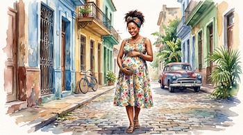 Acuarela de una mujer embarazada con vestido floreado en una calle empedrada, con casas coloniales, una bicicleta y un automóvil clásico.