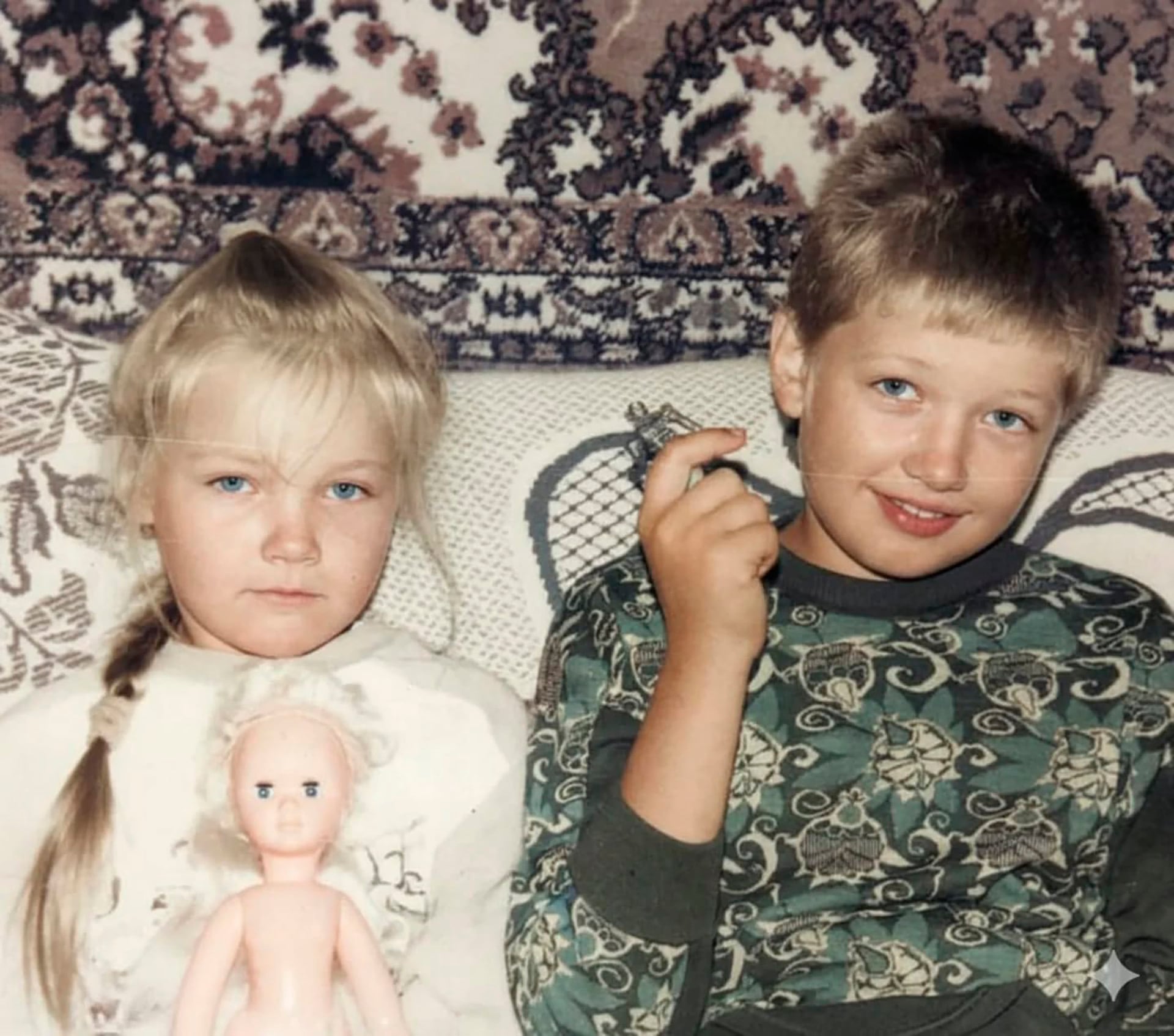 Natalia junto a su hermano mayor. Su madre les prohibía tomar sol porque se creía que