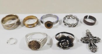 Una serie de anillos y
