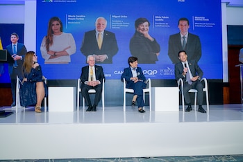 El evento contó con Maria Carolina Hoyos (hermana de Uribe Turbay, y primera de izq. a der.) como moderadora), además de Miguel Uribe Londoño, Gilda Pabón Gudiño (presidenta de Coltefinanciera) y Mauricio Gómez Amín (ministro de Comercio, Industria y Turismo) - crédito Centro para el Liderazgo Valiente Miguel Uribe Turbay