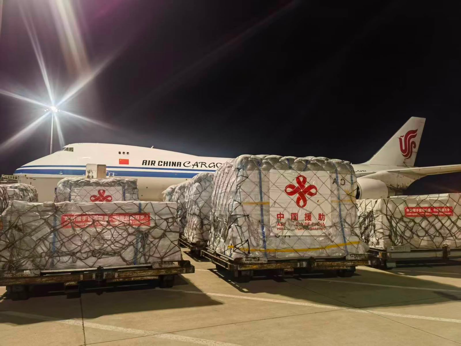 Equipos internacionales de búsqueda, rescate y atención humanitaria ya se encuentran en Colombia para apoyar las labores tras la emergencia- crédito Zhu Jingyang/X