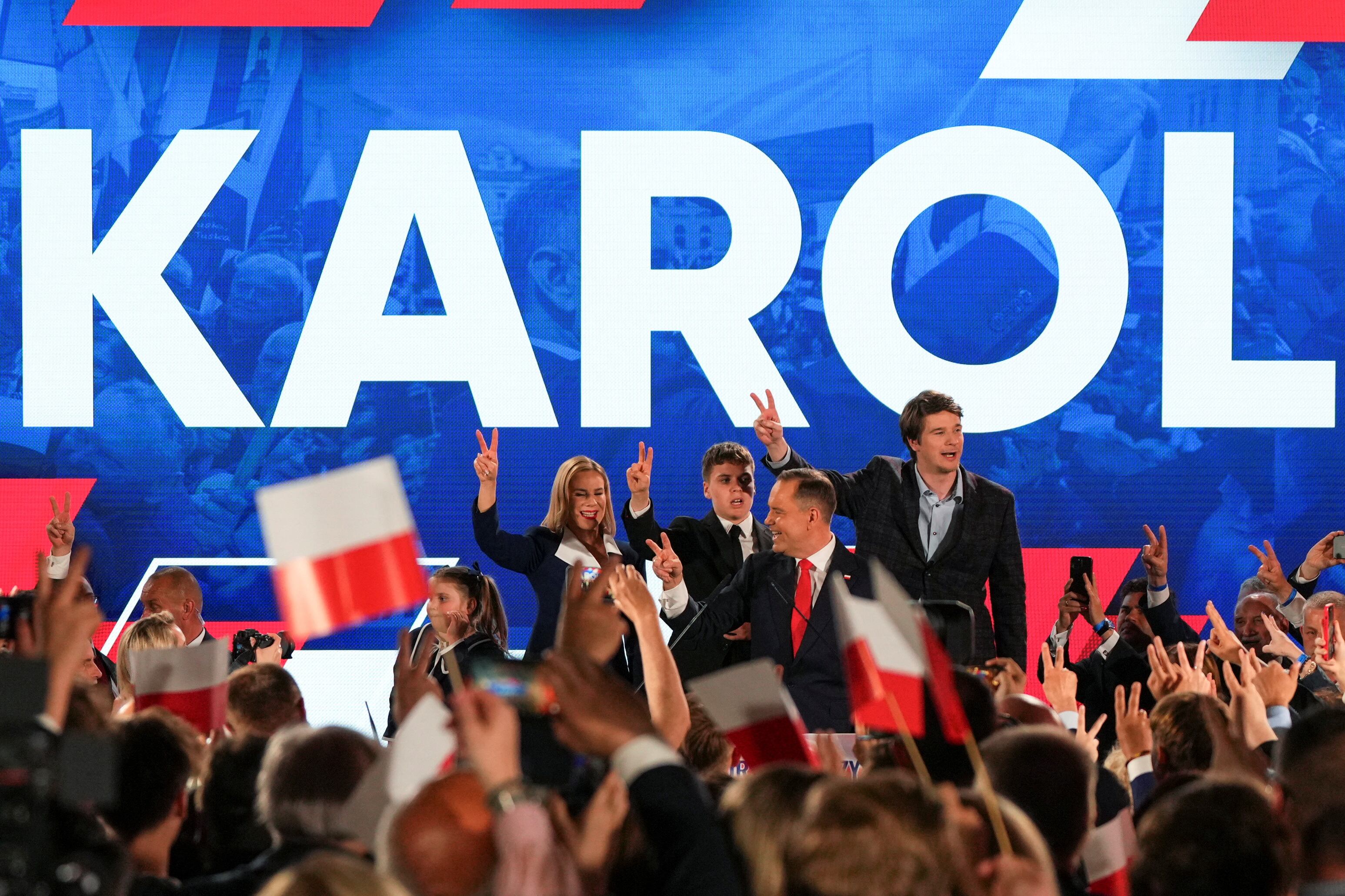 La elección de Nawrocki representa un nuevo obstáculo para el gobierno del primer ministro Donald Tusk, quien asumió en 2023 al frente de una coalición centrista (REUTERS/Aleksandra Szmigiel)