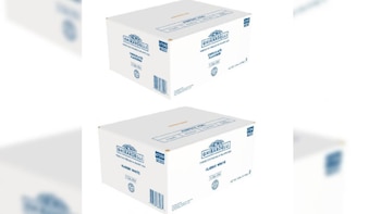 Dos cajas de cartón blancas con logotipos azules de Ghirardelli, una marcada como 'Chocolate Flavored' y otra como 'Classic White', sobre fondo blanco