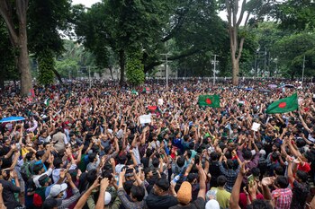 Un momento de la protesta contra la primera ministra Sheikh Hasina. (AP Foto/Rajib Dhar)