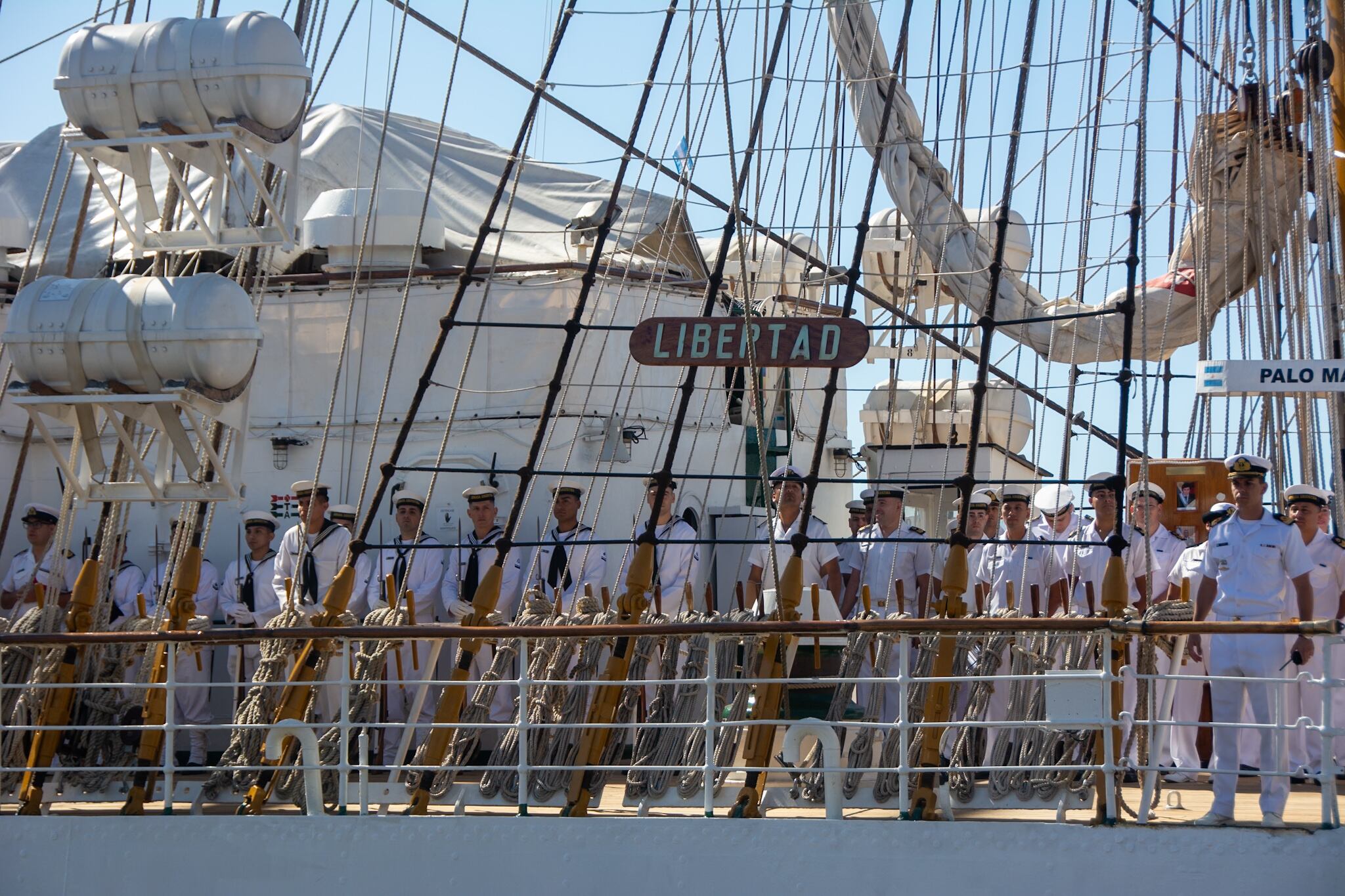 La banda de música de la Armada acompañó la ceremonia oficial de bienvenida