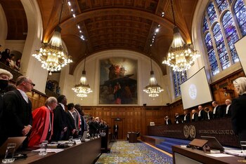 FOTO DE ARCHIVO. Varias personas de pie en el interior de la Corte Internacional de Justicia (CIJ) (REUTERS/Thilo Schmuelgen)