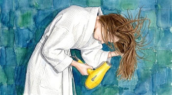 Mujer de cabello castaño en bata blanca sostiene un secador de pelo amarillo, con la cabeza inclinada hacia abajo, sobre un fondo de azulejos.