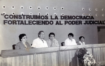 En 1989, durante el primer Gobierno sandinista, Reed Brody (cuarto de izquierda a derecha) organizó —en cooperación con la ONU, la Corte Suprema de Nicaragua y la Comisión Nacional de Derechos Humanos— un seminario sobre la independencia judicial en Nicaragua./ (Cortesía)