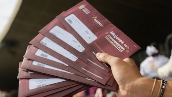 Mujeres con Bienestar tarjetas entrega