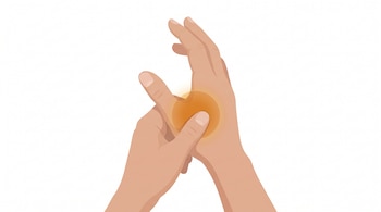Ilustración de dos manos: una presiona con el pulgar la palma de la otra, entre el pulgar y el índice, donde se observa un círculo brillante.