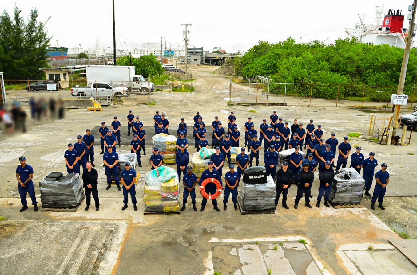 La tripulación del USCGC Bear retiró del circuito ilegal casi 5.300 kilos de estupefacientes en tres operaciones realizadas entre el 11 y el 13 de junio (United States Coast Guard)