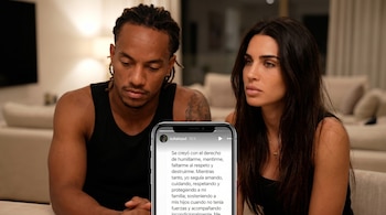 André Carrillo y Suhaila Jad con rostros serios, él con camiseta negra sin mangas, ella con cabello oscuro suelto. Un teléfono sobrepuesto muestra una publicación de Instagram.