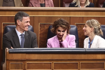 (I-D) El presidente del Gobierno, Pedro Sánchez; la vicepresidenta primera, María Jesús Montero, y la vicepresidenta segunda, Yolanda Díaz, en el Congreso de los Diputados, a 26 de marzo de 2026.