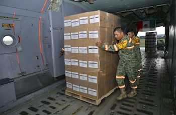 México envía dos aviones con primeras toneladas de ayuda humanitaria a Colombia tras terremoto de 7.,4