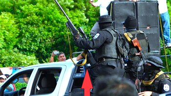 Un hombre con uniforme de